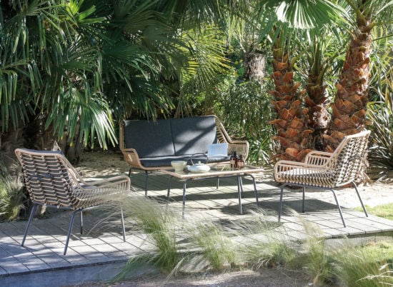 Alizé – Le salon de jardin Mindoro répond parfaitement aux contraintes d’espace, avec sa résine tressée légère et sa petite table basse rectangulaire